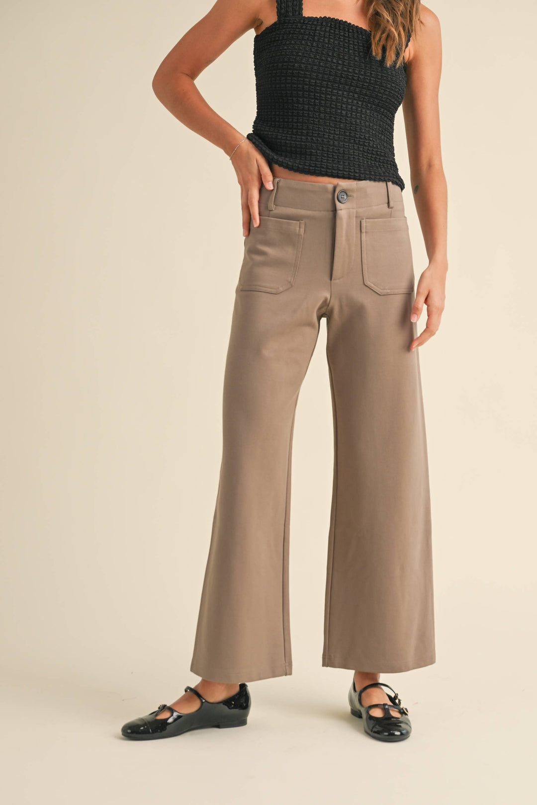 Person wearing pocket paunte pants in brown.