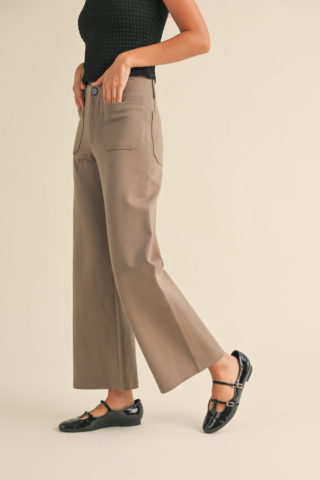 Person wearing pocket paunte pants in brown.