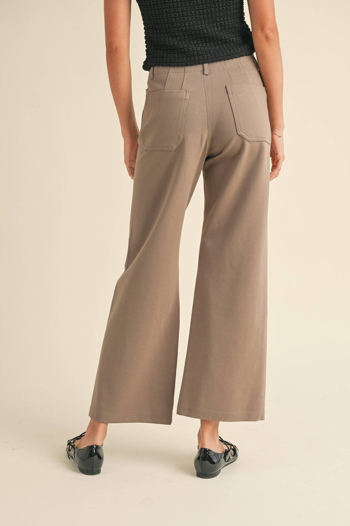 Person wearing pocket paunte pants in brown.